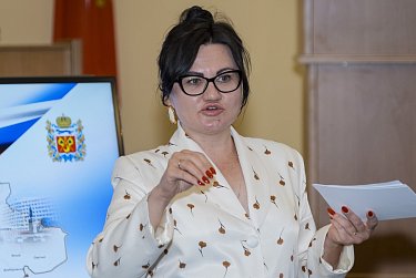 Молодежь занимает кресла депутатов